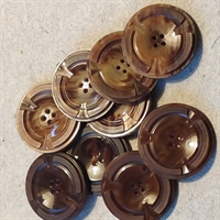 brun-dekoreret-plastik-retro-knapper-fire-huller